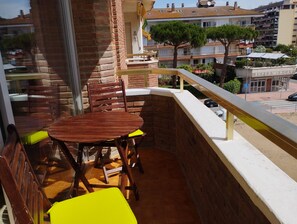 Outdoor dining - Studio 2/3 pax 400 m from Fenals beach in LLoret de Mar. Community pool and garden. Free WIFI. Vivalidays Lara. (Lloret de Mar)