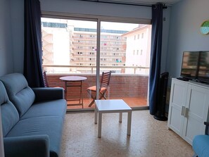 TV - Studio 2/3 pax 400 m from Fenals beach in LLoret de Mar. Community pool and garden. Free WIFI. Vivalidays Lara. (Lloret de Mar)