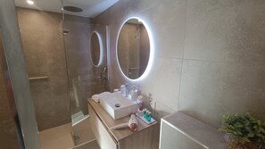 Studio Deluxe Cannes, coin cuisine, en bord de piscine | Salle de bain | Douche, douche cascade, articles de toilette griffés, séchoir à cheveux