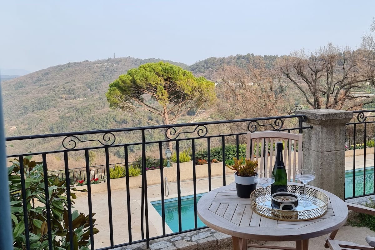 Chambre Double Deluxe Menton, accès piscine, vue vallée | Terras