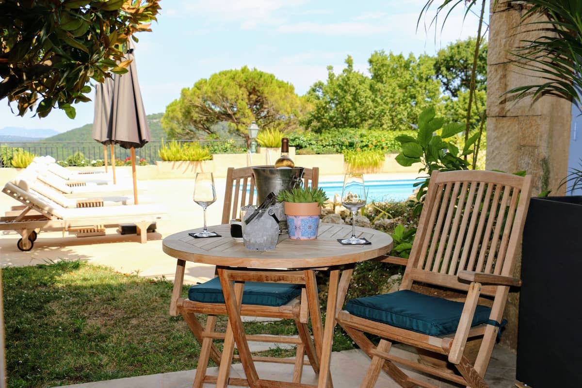 Studio Deluxe Cannes, coin cuisine, en bord de piscine | Landuitzicht vanuit accommodatie