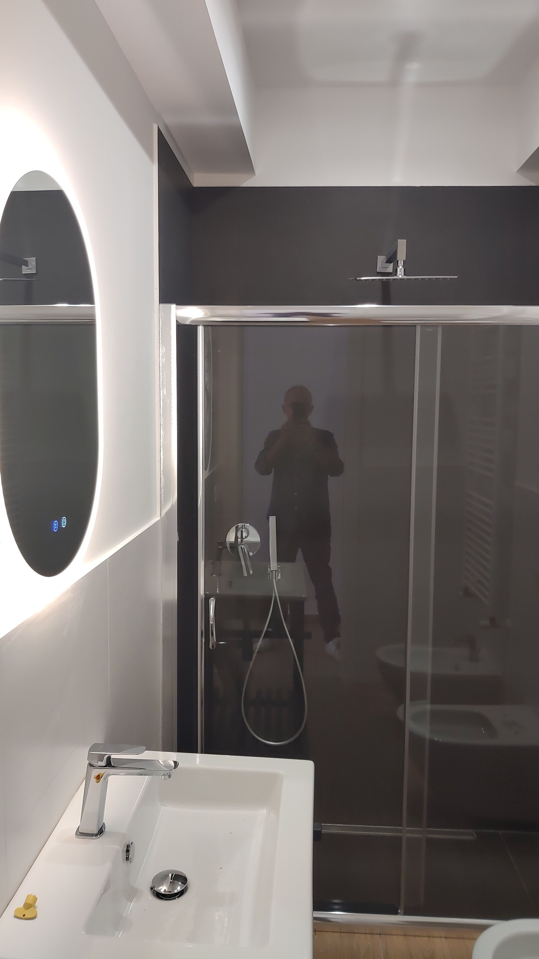 Bathtub, bidet