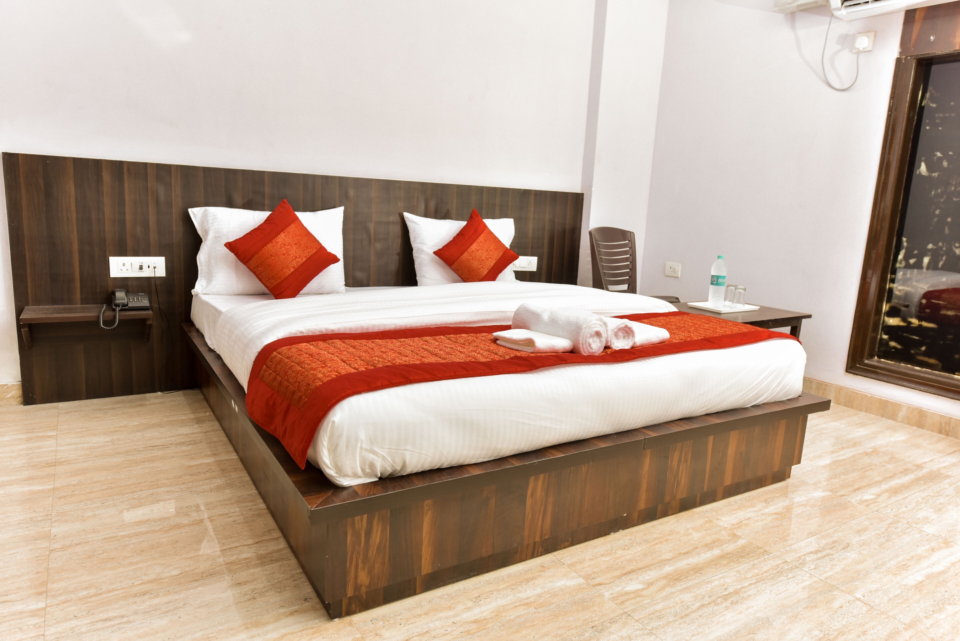 Egyptian cotton sheets, premium bedding, Select Comfort beds, free WiFi