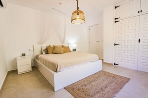 4 bedrooms, iron/ironing board, free WiFi, bed sheets