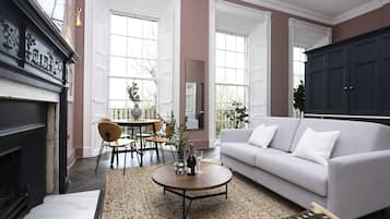 Estudio clásico | Área de sala de estar | Televisión