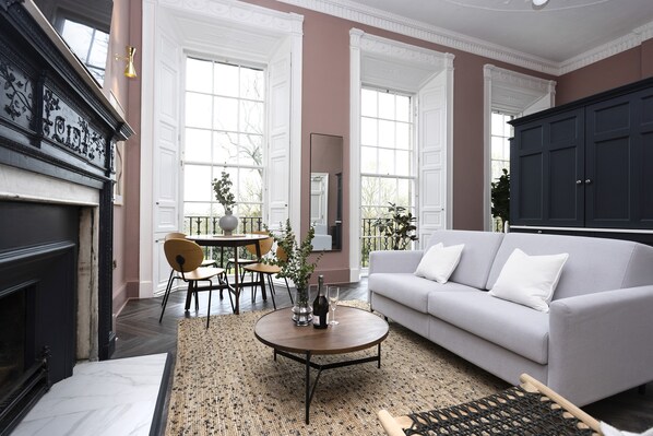 Classic Studio | Living area | TV - 29 Queen Street Aparthotel (Edinburgh)