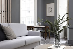 Classic Studio | Living area | TV - 29 Queen Street Aparthotel (Edinburgh)