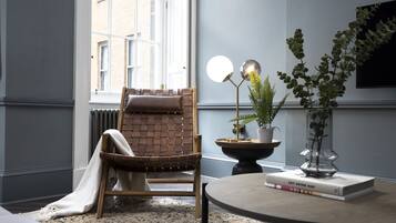 Estudio clásico | Área de sala de estar | Televisión