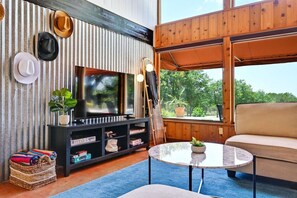 Smart-TV, Kamin, Tischtennisplatte, Bücher