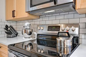 雪櫃、微波爐、焗爐、爐具