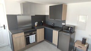 Una cocina moderna con horno empotrado, microondas y fregadero.