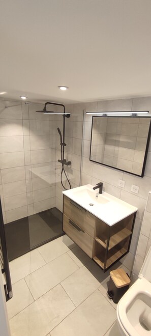 Shower - Beautiful air-conditioned studio with swimming pool (Saint-Laurent-du-Var)