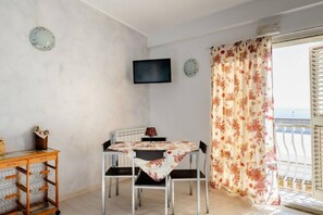 Standard Apartment, 1 Bedroom, Kitchen, Sea View | In-room dining