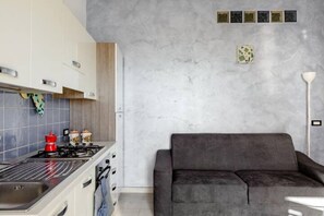 Standard-Apartment, 1 Schlafzimmer, Küche, Meerblick | Eigene Küche | Großer Kühlschrank, Ofen, Herdplatte