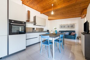Fridge, microwave, oven, stovetop - Holiday Home 'Attico Lussu' with Sea View, Terraces & A/C (Villasimius)