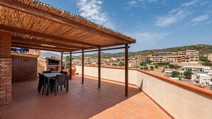 A rooftop terrace with a pergola, a barbecue, and a dining table with chairs. - Holiday Home 'Attico Lussu' with Sea View, Terraces & A/C (Villasimius)