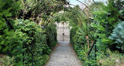 Holiday Home Villa Eden Jacuzzi Pool with Lake View, Wi-Fi & Terrace