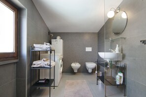 Regadera, secadora de cabello, toallas 