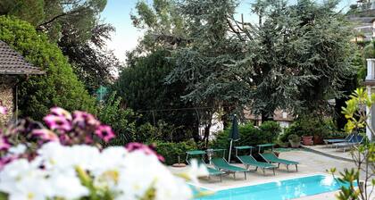 Holiday Home Villa Eden Jacuzzi Pool with Lake View, Wi-Fi & Terrace