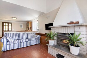 TV, fireplace - Holiday Home Villa Eden Jacuzzi Pool with Lake View, Wi-Fi & Terrace (Domaso)