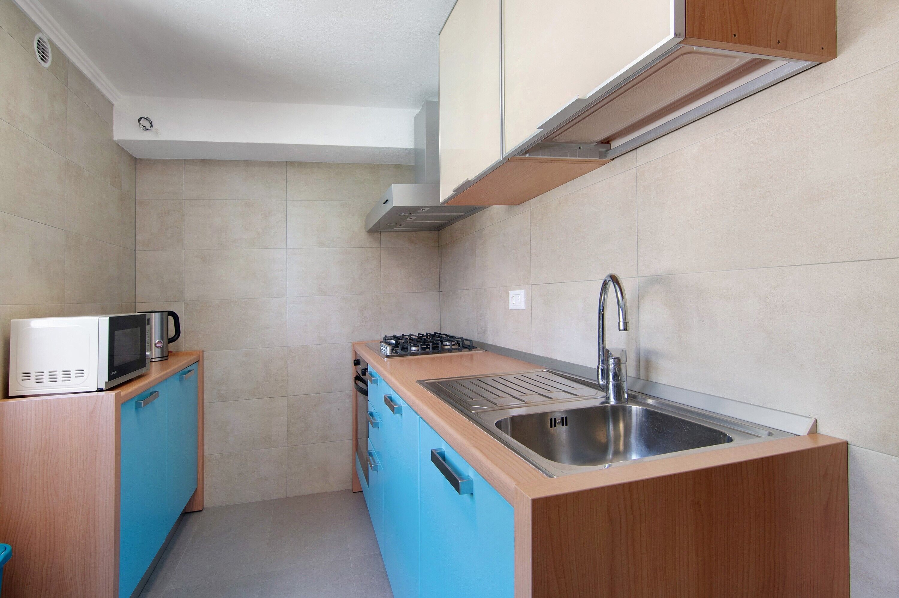 Kylskåp, mikrovågsugn, ugn och spishäll