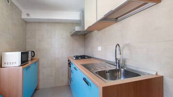 Kylskåp, mikrovågsugn, ugn och spishäll