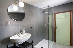 Shower, hair dryer, towels - Holiday Home Villa Eden Jacuzzi Pool with Lake View, Wi-Fi & Terrace (Domaso)