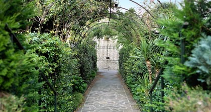 Holiday Home Villa Eden Jacuzzi Pool with Lake View, Wi-Fi & Terrace