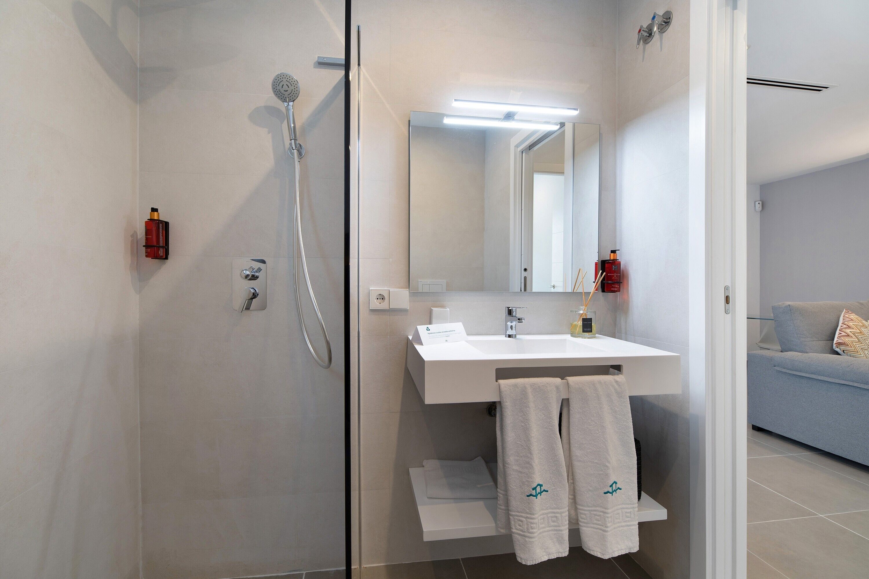 Douche, sèche-cheveux, serviettes fournies