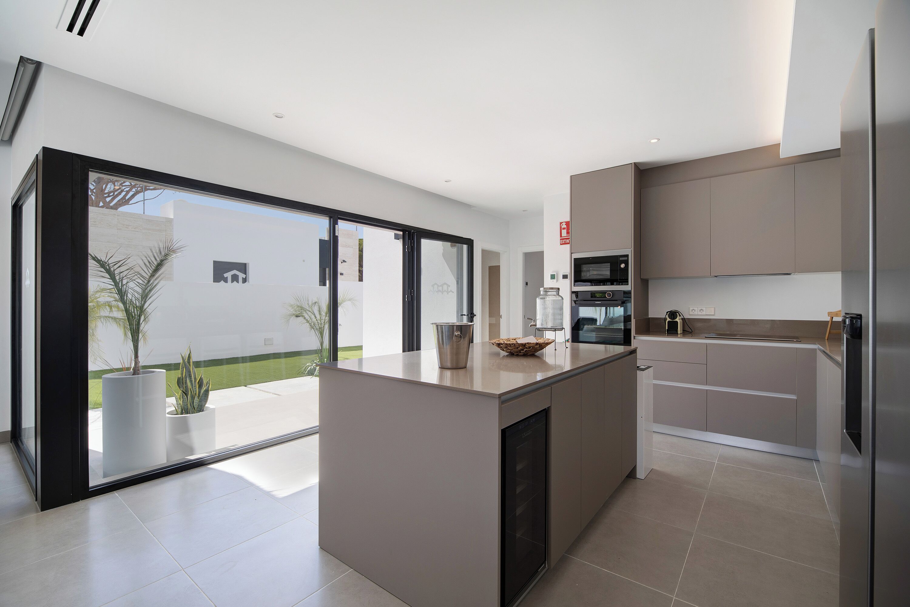 冷蔵庫、電子レンジ、オーブン、コンロ