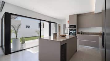 Een koelkast, een magnetron, een oven, een kookplaat