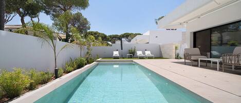 Piscine à débordement