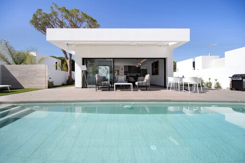 Andrea Sea Villa with Private Pool, Gym & Wi-Fi