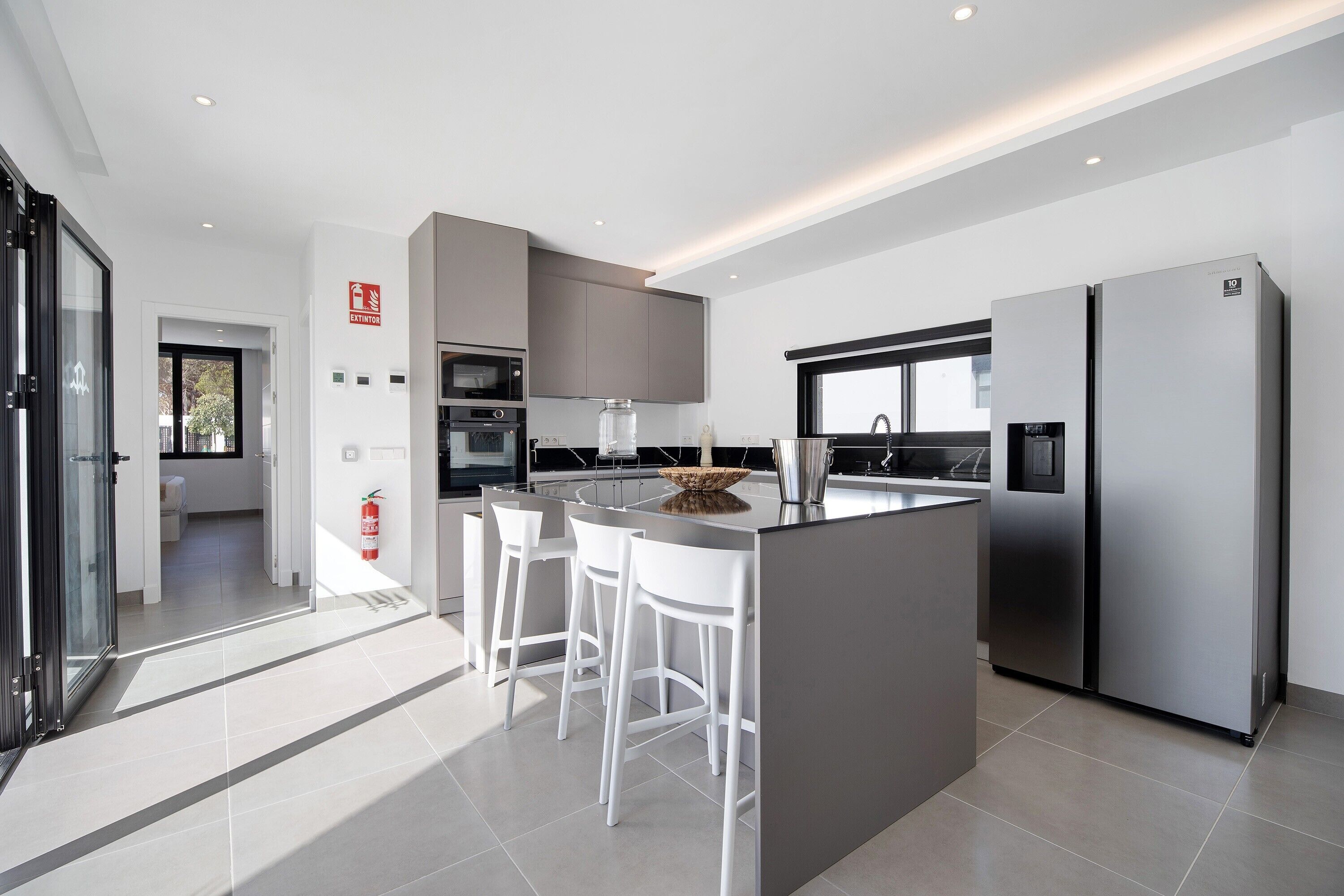 Frigorífico, microondas, horno y placa de cocina