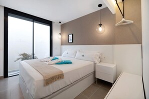 4 slaapkamers, een strijkplank/strijkijzer, gratis wifi, beddengoed