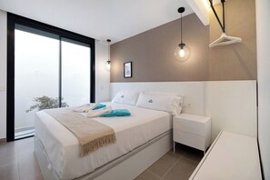 4 slaapkamers, een strijkplank/strijkijzer, gratis wifi, beddengoed