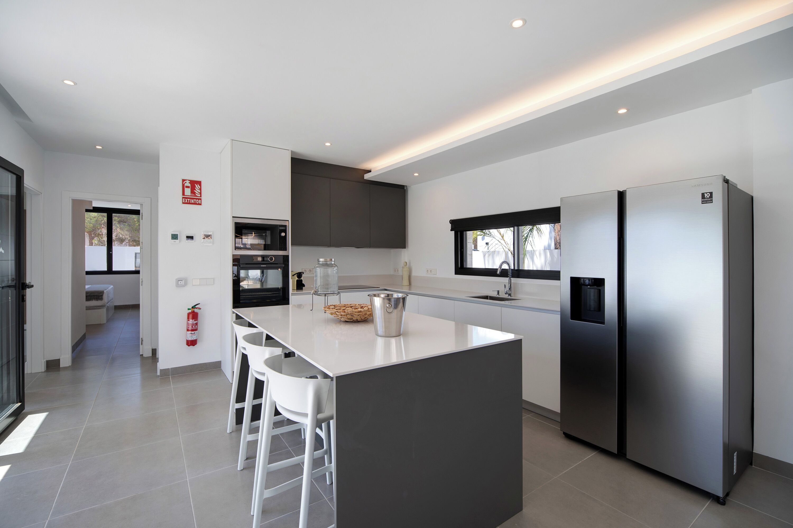 冷蔵庫、電子レンジ、オーブン、コンロ