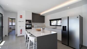 Réfrigérateur, micro-ondes, four, plaque de cuisson