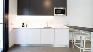 Wasserkocher mit Kaffee-/Teezubehör, Kühlschrank, Mikrowelle, Ofen