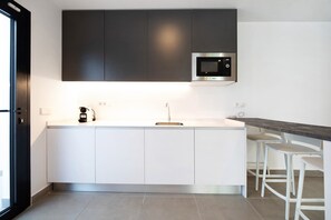 Coffee/tea maker, fridge, microwave, oven