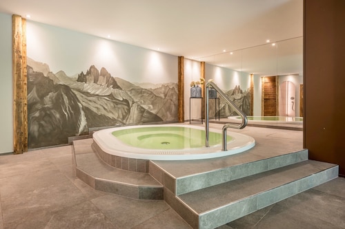 Apartment "Kreuzkofel" with Shared Whirlpool & Garden
