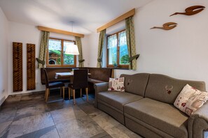 Living area - Apartment 'Schwarzenstein' with Shared Whirlpool & Garden (Valle Aurina)