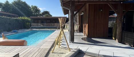 Una piscina al aire libre, una piscina climatizada