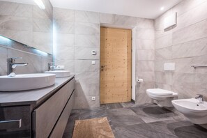 Shower, hair dryer, towels - Holiday Apartment AlpenAppart App Weiße Zinne with Shared Whirlpool & Garden (Valle Aurina)