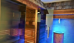 Een moderne badkamer met een glazen douchecabine, houten wandbekleding en een houten wastafelmeubel.