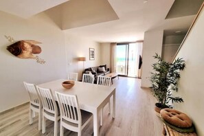 Dining - Holiday Home 'Modern Terrassed House Close Beach' with Sea View and Wi-Fi (Málaga)