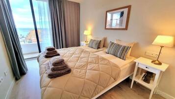 3 slaapkamers, een strijkplank/strijkijzer, gratis wifi, beddengoed