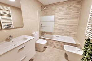 Een bad, een haardroger, handdoeken