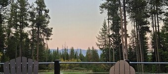 Whitefish Rustic Luxury! Views, Fire Pit, Hot Tub, Secluded!