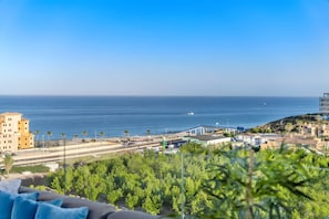 A coastal cityscape with a view of the sea, a highway, and buildings. - Holiday Home 'Fantastic Townhouse Near The Beach' with Sea View, Wi-Fi and Air Conditioning (Málaga)